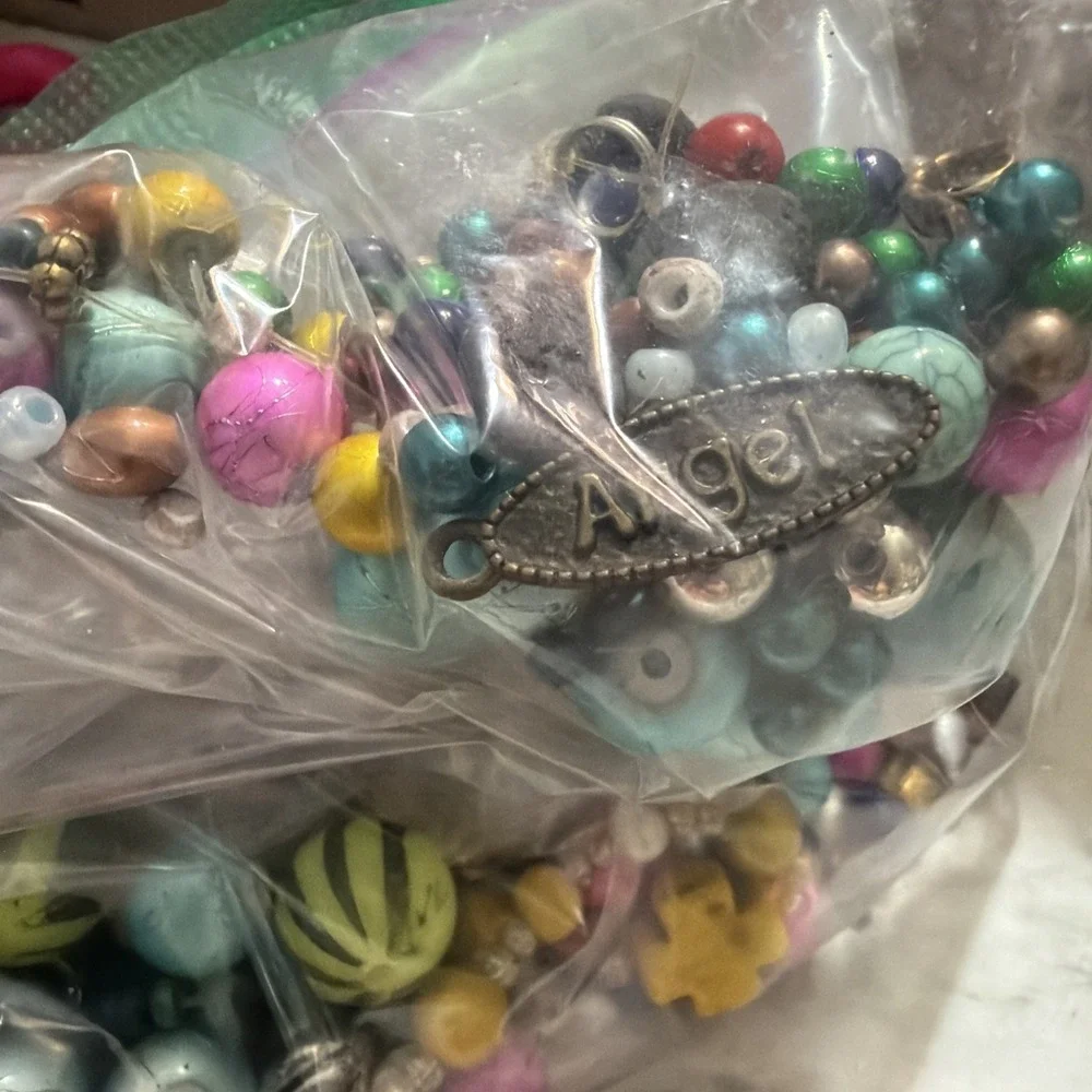 1LB BEADS AND BEAD MAKING MATERIALS (3025)